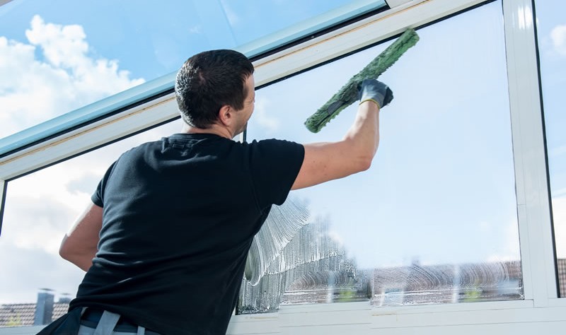 Professionelle Glasreinigung an einer großen Fensterfläche